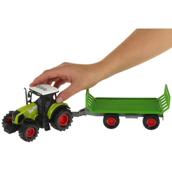 Traktor szalmaszállítóval